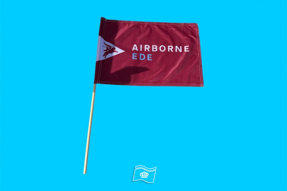 Airborne Ede Zwaaivlag 30 x 40 cm met Houten Stok | Authentieke Uitvoering | 130 Grams Polyester