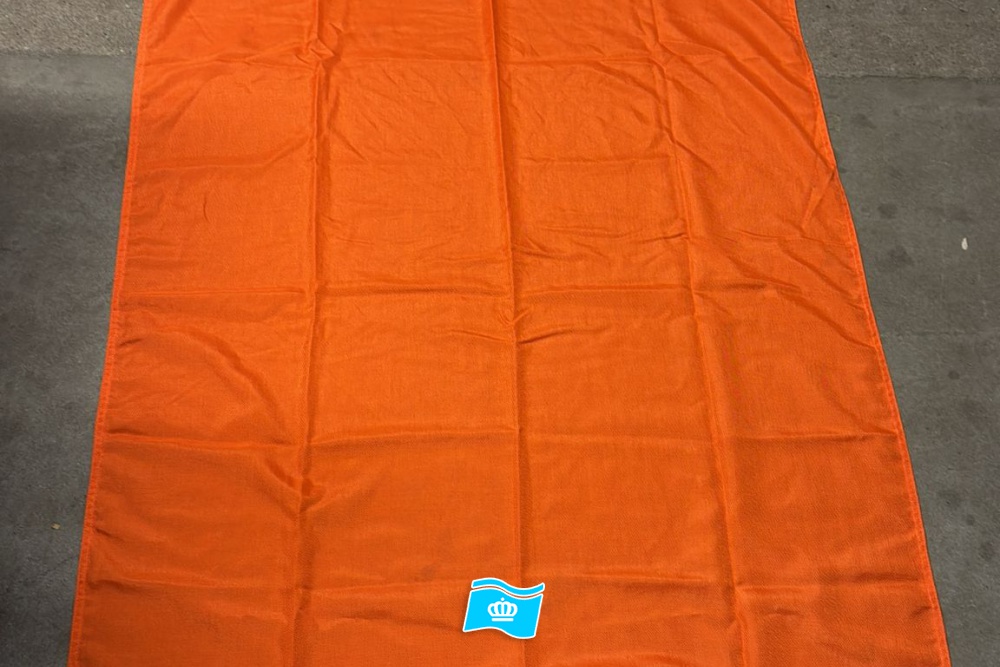 Gebruikte vlag Oranje 100x150 cm, uitverkoop Gebruikte vlag Oranje 100x150 cm, uitverkoop
