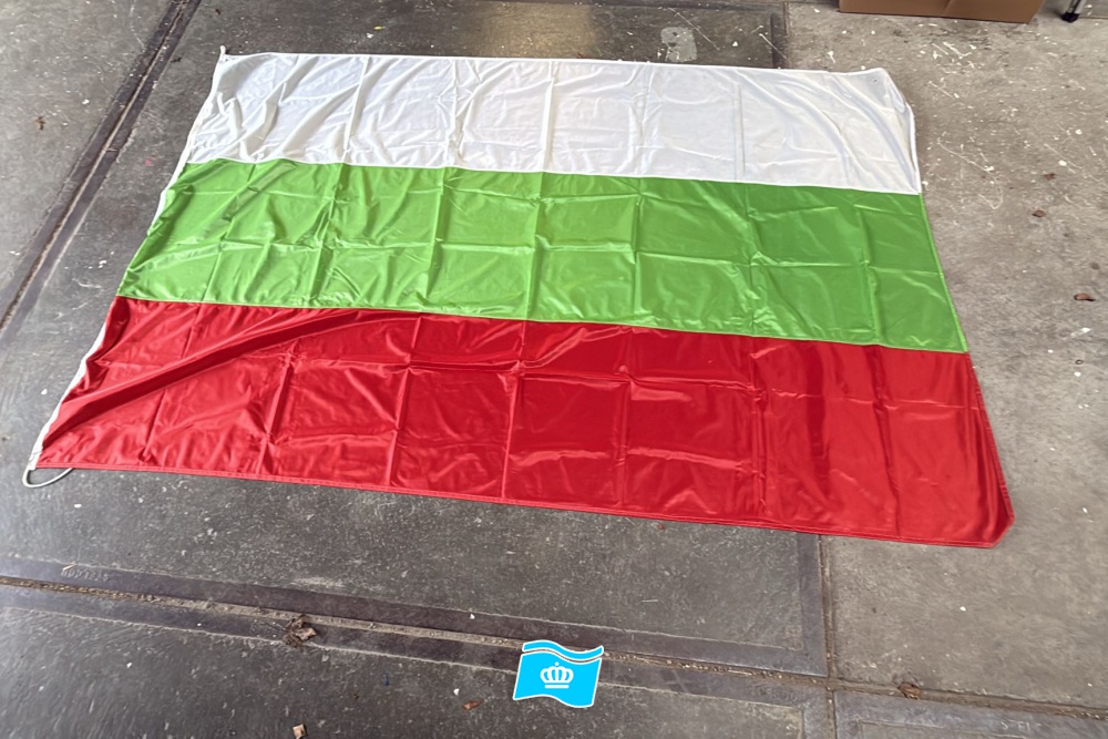Gebruikte vlag Wit Groen Rood 150x225 cm, uitverkoop Gebruikte vlag Wit Groen Rood 150x225 cm, uitverkoop